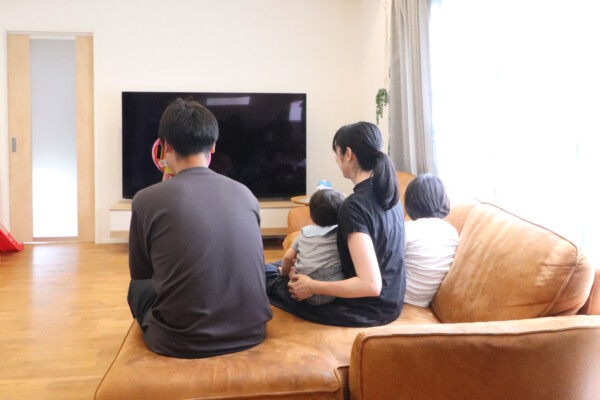 ご家族後ろ姿S様｜岩手県で高断熱高気密注文住宅を考えるなら大共ホームの画像