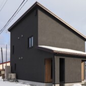 黒と木目調の外観｜岩手県で高断熱新築一戸建てを考えるなら大共ホーム