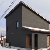黒と木目調の外観｜岩手県で高断熱新築一戸建てを考えるなら大共ホームの画像