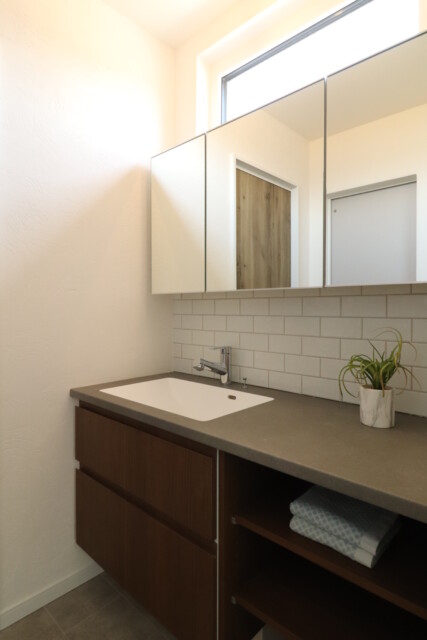 三面鏡のある広々とした洗面｜盛岡市で高断熱新築一戸建てを考えるなら大共ホーム