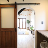 リビングとランドリールームを繋ぐアーチ型の建具の画像
