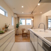 回遊型を採用したキッチン｜岩手県で二世帯住宅をお考えなら注文住宅の大共ホームの画像
