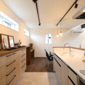 木目×アイアンのスッキリしたデザインのキッチン｜盛岡市で高断熱高気密注文住宅を考えるなら大共ホームの画像