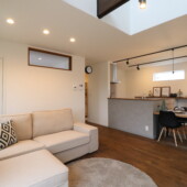 広々とした開放感を感じるリビングダイニング｜盛岡市で平屋をお考えの方は高断熱高気密注文住宅の大共ホームの画像
