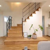 木材×アイアンのデザイン性が良い階段｜盛岡市で二世帯住宅をお考えなら注文住宅の大共ホームの画像
