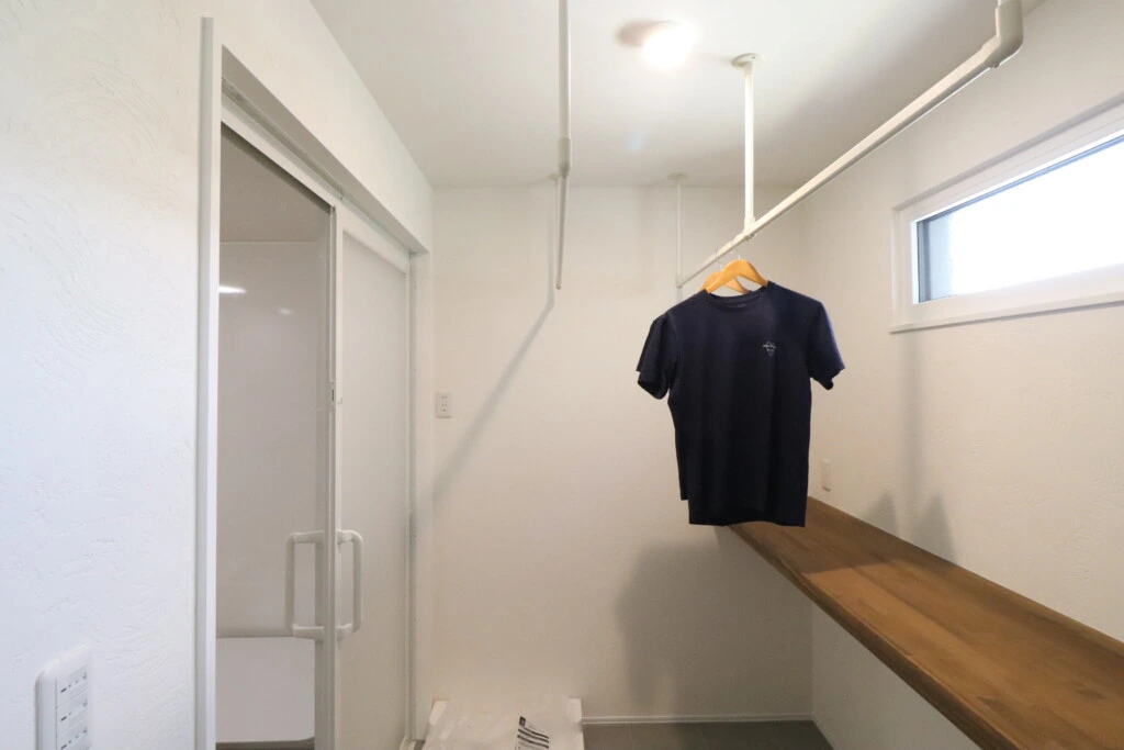 造作カウンターがある使い勝手の良い洗面室｜盛岡市で高断熱高気密注文住宅を考えるなら大共ホームの画像