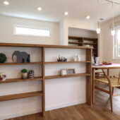 キッチン腰壁に収納棚を設けたこだわりの収納。の画像