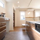収納戸棚がある使い勝手の良いキッチン。の画像