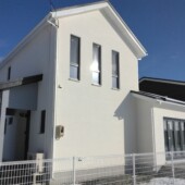 スペイン漆喰で施工したホワイト外観が綺麗なお家。の画像