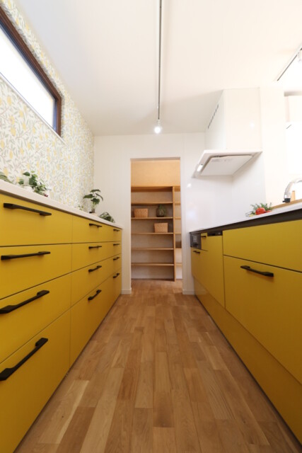 マスタードカラーキッチン|注文住宅なら大共ホ ームの画像