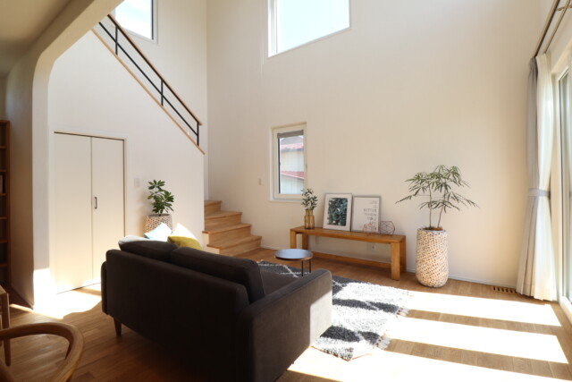 吹き抜けリビングが明るく快適|高断熱高気密注文住宅の大共ホームの画像