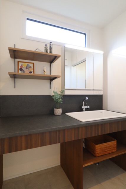 お子様の沐浴にも広々使える造作洗面|高断熱高気密注文住宅の大共ホームの画像