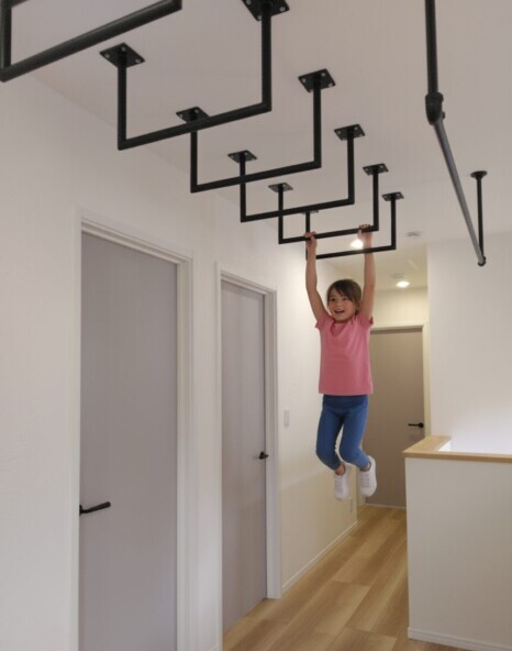 雲梯で遊ぶ子供｜盛岡市で大屋根のお家をお考えの方は高断熱高気密注文住宅の大共ホームの画像