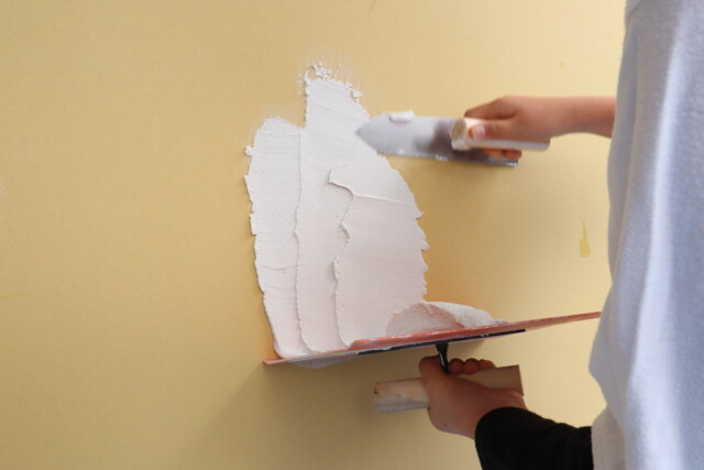 スペイン漆喰　塗っている所｜盛岡市で大屋根のお家をお考えの方は高断熱高気密注文住宅の大共ホームの画像