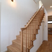 ウィンターガーデンの家　木製階段｜岩手県で高断熱高気密注文住宅を考えるなら大共ホームの画像