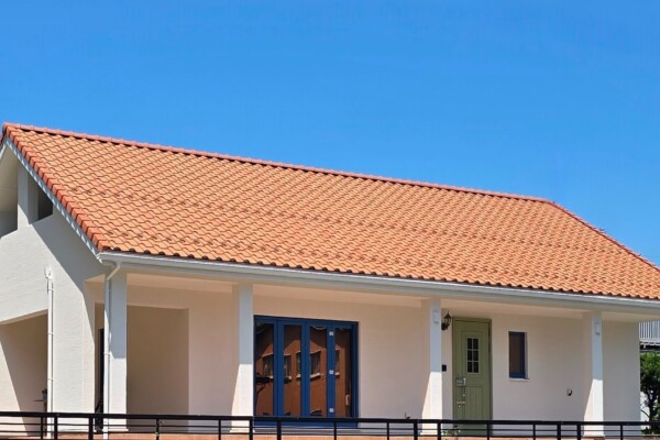 青い窓の家外観｜盛岡市で大屋根のお家をお考えの方は高断熱高気密注文住宅の大共ホームの画像