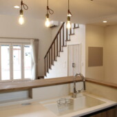 キッチン手元を照らす3つのペンダント｜岩手県で高断熱高気密注文住宅を考えるなら大共ホームの画像