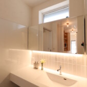 ホワイトが基調の洗面台｜盛岡市で平屋をお考えの方は高断熱高気密注文住宅の大共ホームの画像