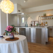 円卓を囲んでご飯｜盛岡市で平屋をお考えの方は高断熱高気密注文住宅の大共ホームの画像