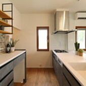 グレーのキッチン｜盛岡市で平屋をお考えの方は高断熱高気密注文住宅の大共ホームの画像