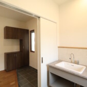 玄関すぐにセカンド洗面｜盛岡市で平屋をお考えの方は高断熱高気密注文住宅の大共ホームの画像