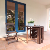 青い窓の家外観　テラス｜盛岡市で大屋根のお家をお考えの方は高断熱高気密注文住宅の大共ホームの画像