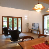 室内ウォールナットカラーのドイツ窓｜盛岡市で大屋根のお家をお考えの方は高断熱高気密注文住宅の大共ホームの画像