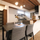 天井クロスでオシャレなキッチン｜岩手県で高断熱高気密注文住宅を考えるなら大共ホームの画像