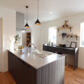 グレーのキッチンでスタイリッシュに｜岩手県で高断熱新築一戸建てを考えるなら大共ホームの画像