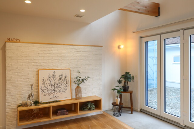 造作のTVボードお施主様が仕上げた｜盛岡市で大屋根のお家をお考えの方は高断熱高気密注文住宅の大共ホームの画像