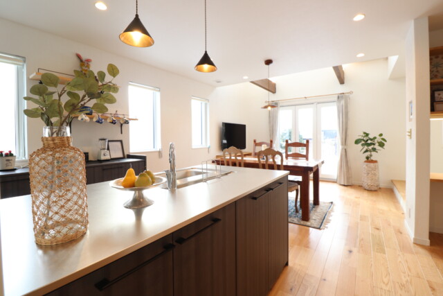 窓が多く明るいキッチン回遊動線｜岩手県で高断熱新築一戸建てを考えるなら大共ホームの画像