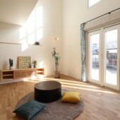 吹き抜けのあるリビング｜岩手県で高断熱高気密新築一戸建てを考えるなら大共ホームの画像