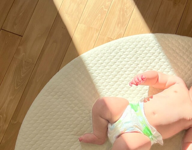 床で気持ちよく寝る子供｜岩手県で高断熱高気密注文住宅を考えるなら大共ホームの画像