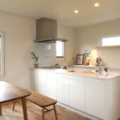 白が基調のキッチン｜大共ホームの平屋の画像