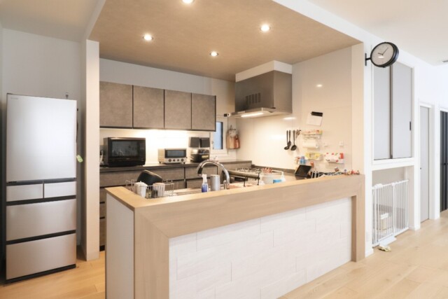 コの字型のキッチンで広々していて使いやすい｜Ua値0.23の高断熱高気密注文住宅大共ホームの画像