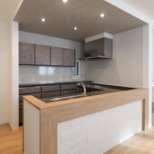 グレーのホテルライクキッチン｜Ua値0.23の高断熱高気密注文住宅大共ホームの画像