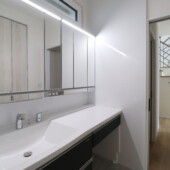 既製品の鏡を付けた広い洗面台｜Ua値0.23の高断熱高気密注文住宅大共ホームの画像