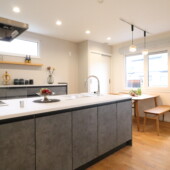 キッチンの前面にはたっぷり収納｜盛岡市で高断熱新築一戸建てを考えるなら大共ホームの画像