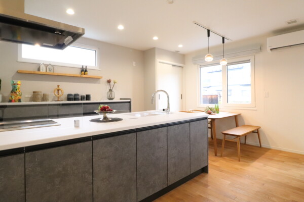 キッチンの前面にはたっぷり収納｜盛岡市で高断熱新築一戸建てを考えるなら大共ホームの画像