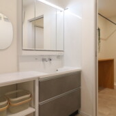 既製の洗面台に隣接した化粧台｜盛岡市で高断熱新築一戸建てを考えるなら大共ホームの画像