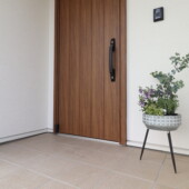 玄関ドアは温かみのある木目｜大共ホームの平屋の画像