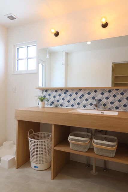 格子窓から光が入る造作洗面室｜岩手県で高断熱新築一戸建てを考えるなら大共ホームの画像