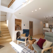 １人掛けの椅子を二つ置いた贅沢なリビング｜Ua値0.23の高断熱高気密注文住宅大共ホームの画像