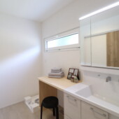 洗面台の隣にカウンター｜Ua値0.23の高断熱高気密注文住宅大共ホームの画像