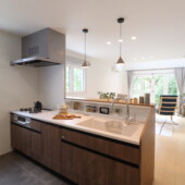 木の温かみを感じるキッチン｜Ua値0.23の高断熱高気密注文住宅大共ホームの画像