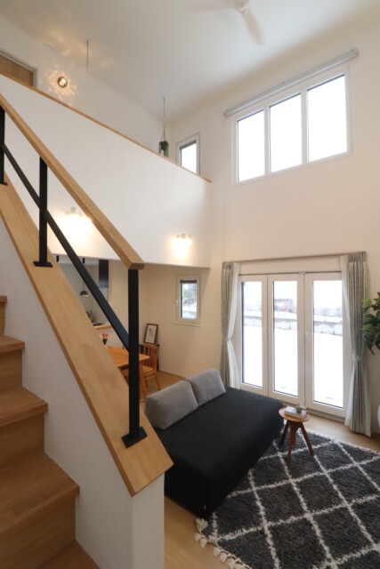 吹抜けリビング（花巻市見学会）｜岩手県で高断熱高気密新築一戸建てを考えるなら大共ホームの画像