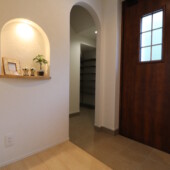 玄関ニッチには季節ものを飾り付け｜Ua値0.23の高断熱高気密注文住宅大共ホームの画像