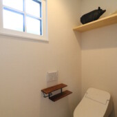 格子窓付のトイレ｜Ua値0.23の高断熱高気密注文住宅大共ホームの画像