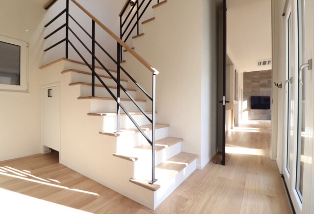 階段。ホールには3連ドイツ窓付。｜Ua値0.23の高断熱高気密注文住宅大共ホームの画像