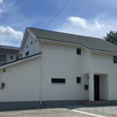 青空に映える外観｜Ua値0.23の高断熱高気密注文住宅大共ホームの画像